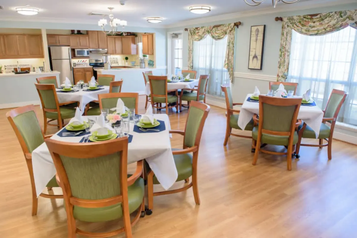 https://www.jaybirdseniorliving10.biz/wp-content/uploads/2024/07/Dining-Room-2.webp