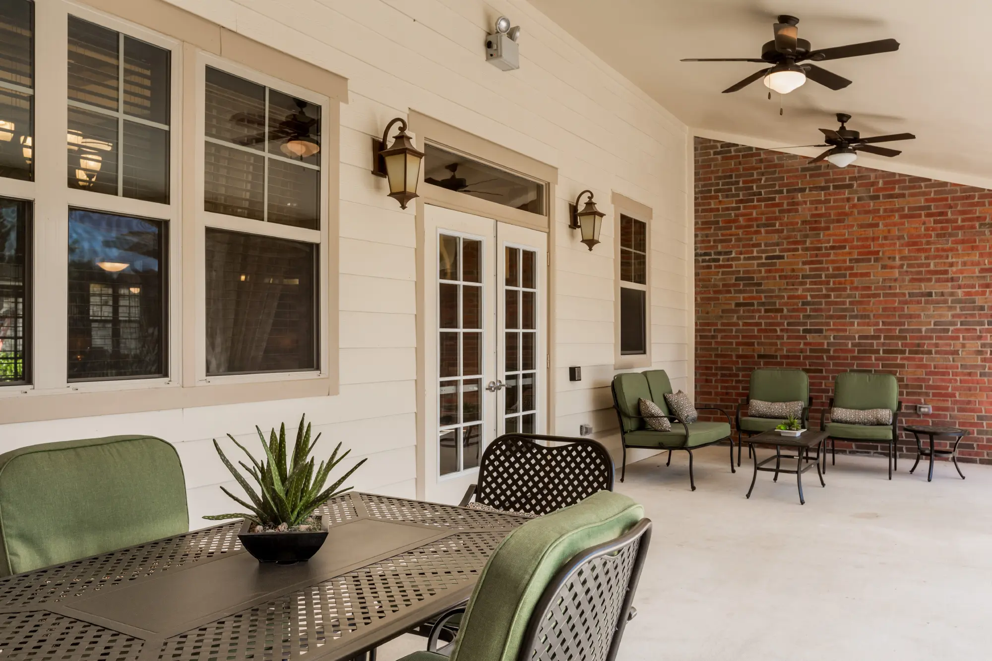 https://www.jaybirdseniorliving10.biz/wp-content/uploads/2024/09/Patio-2000.webp