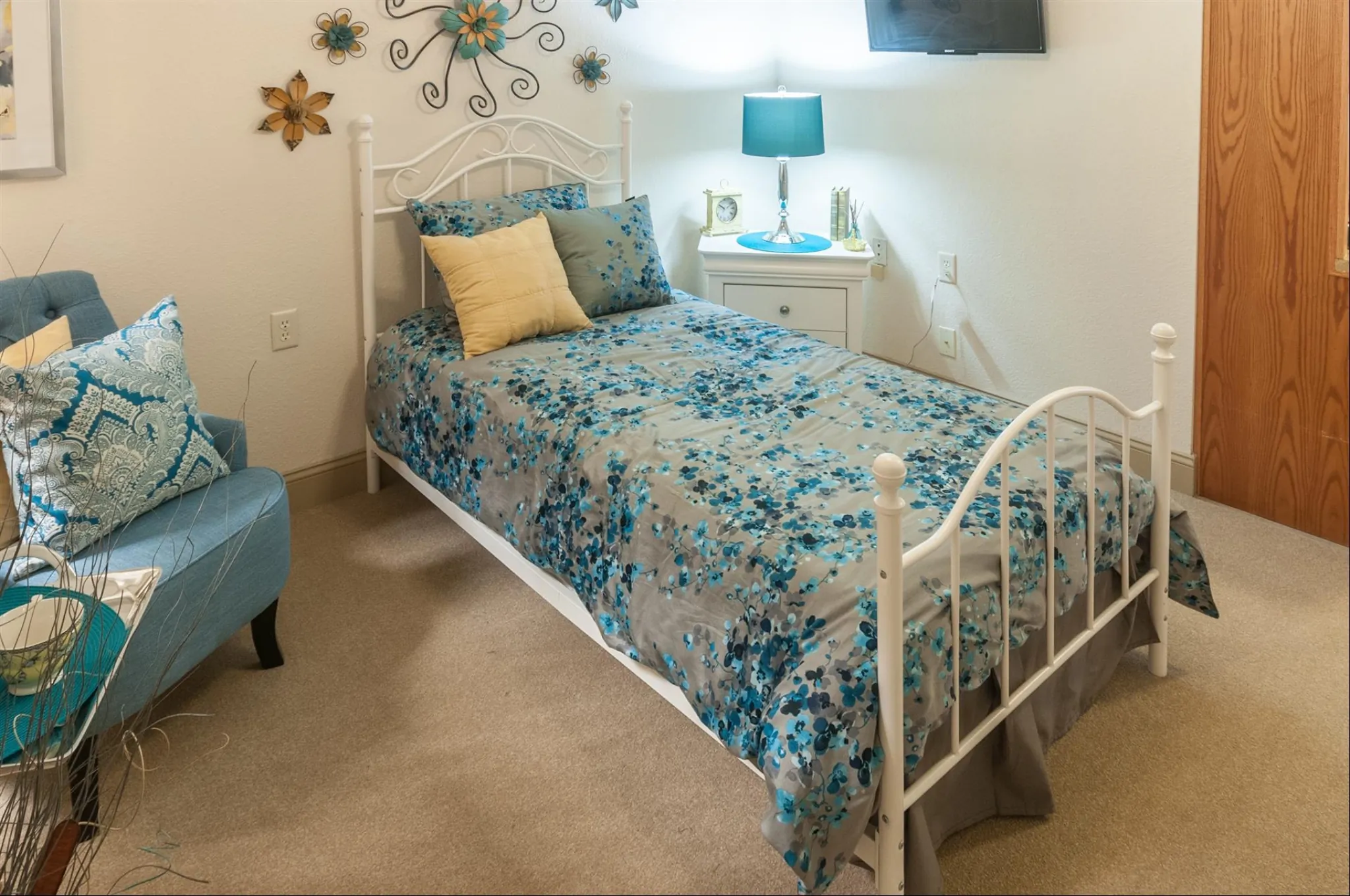 https://www.jaybirdseniorliving10.biz/wp-content/uploads/2026/05/grand-villa-assisted-living-semi-private-bedroom.webp